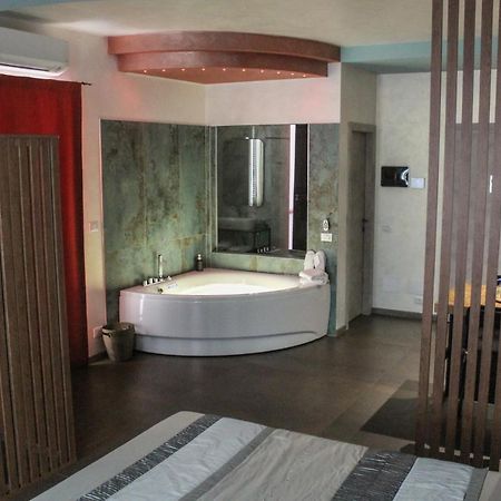 Garda Fantasy Apartment - Jacuzzi เดเซนซาโนเดลการ์ดา ภายนอก รูปภาพ