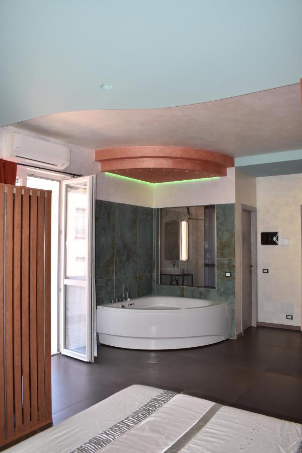 Garda Fantasy Apartment - Jacuzzi เดเซนซาโนเดลการ์ดา ภายนอก รูปภาพ
