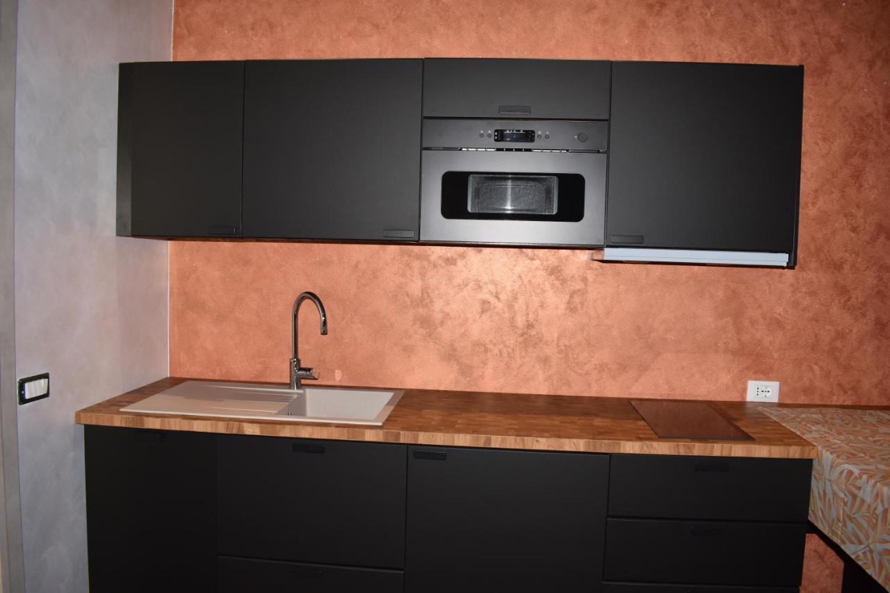 Garda Fantasy Apartment - Jacuzzi เดเซนซาโนเดลการ์ดา ภายนอก รูปภาพ