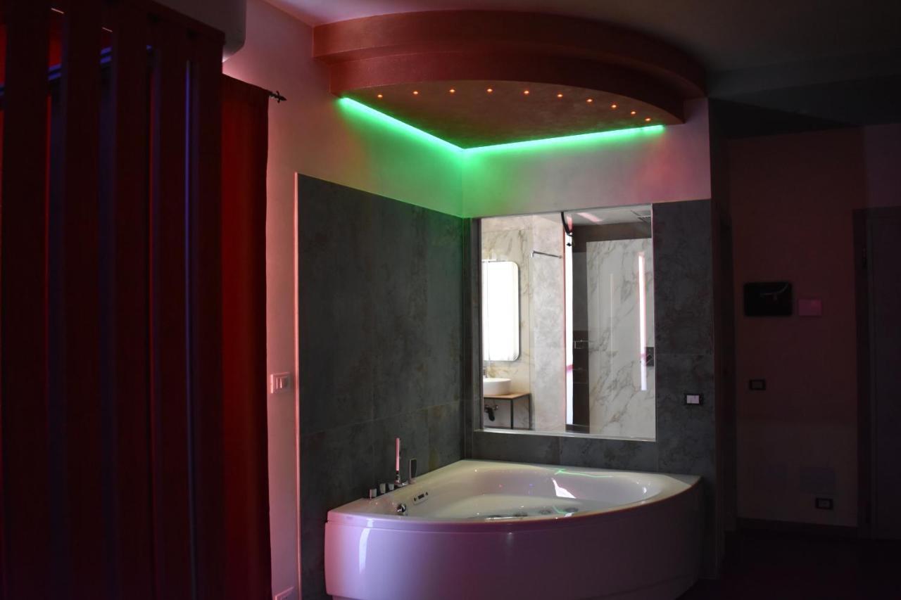 Garda Fantasy Apartment - Jacuzzi เดเซนซาโนเดลการ์ดา ภายนอก รูปภาพ