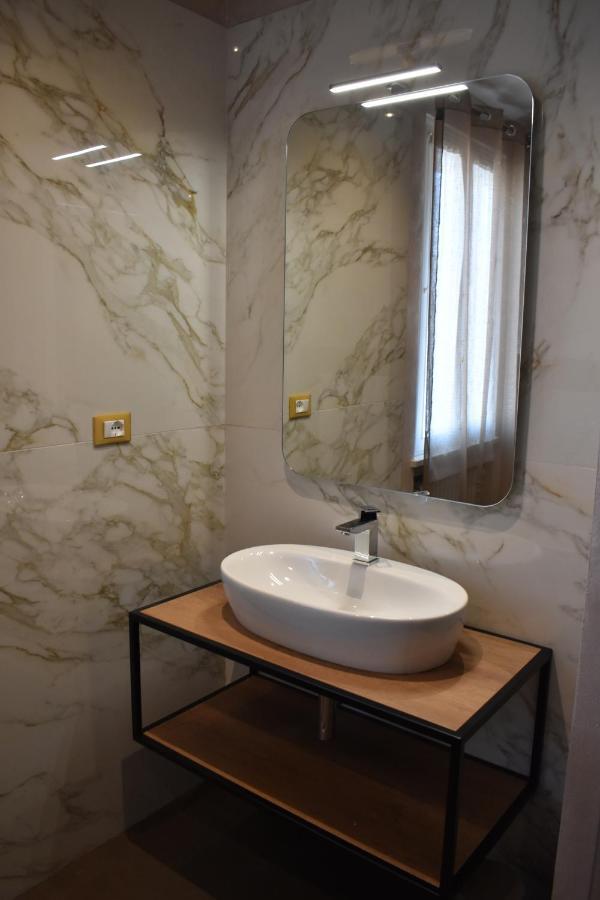 Garda Fantasy Apartment - Jacuzzi เดเซนซาโนเดลการ์ดา ภายนอก รูปภาพ