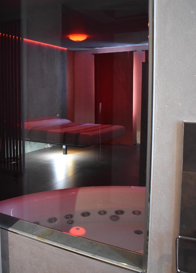 Garda Fantasy Apartment - Jacuzzi เดเซนซาโนเดลการ์ดา ภายนอก รูปภาพ