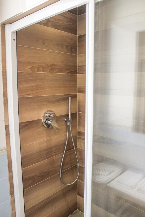 Garda Fantasy Apartment - Jacuzzi เดเซนซาโนเดลการ์ดา ภายนอก รูปภาพ