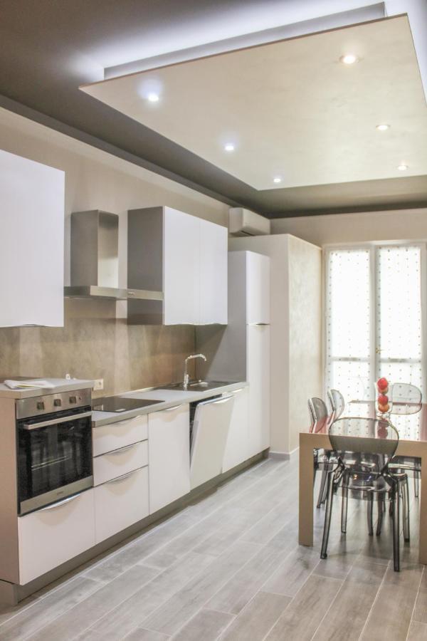 Garda Fantasy Apartment - Jacuzzi เดเซนซาโนเดลการ์ดา ภายนอก รูปภาพ