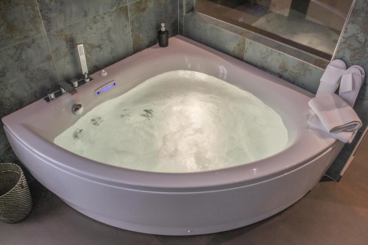 Garda Fantasy Apartment - Jacuzzi เดเซนซาโนเดลการ์ดา ภายนอก รูปภาพ