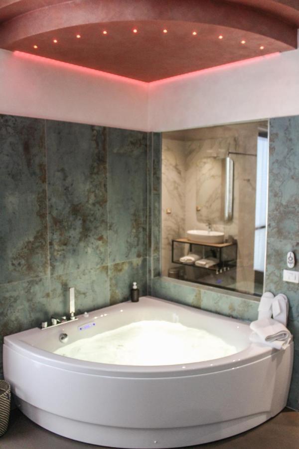 Garda Fantasy Apartment - Jacuzzi เดเซนซาโนเดลการ์ดา ภายนอก รูปภาพ