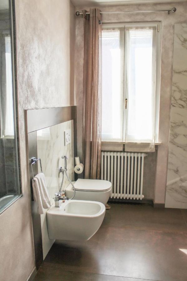 Garda Fantasy Apartment - Jacuzzi เดเซนซาโนเดลการ์ดา ภายนอก รูปภาพ
