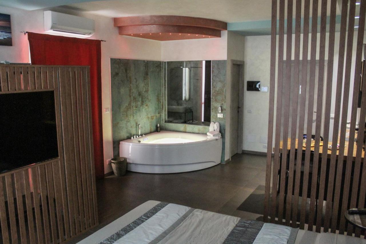 Garda Fantasy Apartment - Jacuzzi เดเซนซาโนเดลการ์ดา ภายนอก รูปภาพ