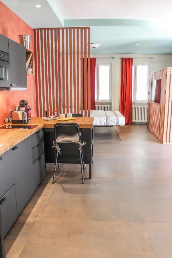 Garda Fantasy Apartment - Jacuzzi เดเซนซาโนเดลการ์ดา ภายนอก รูปภาพ