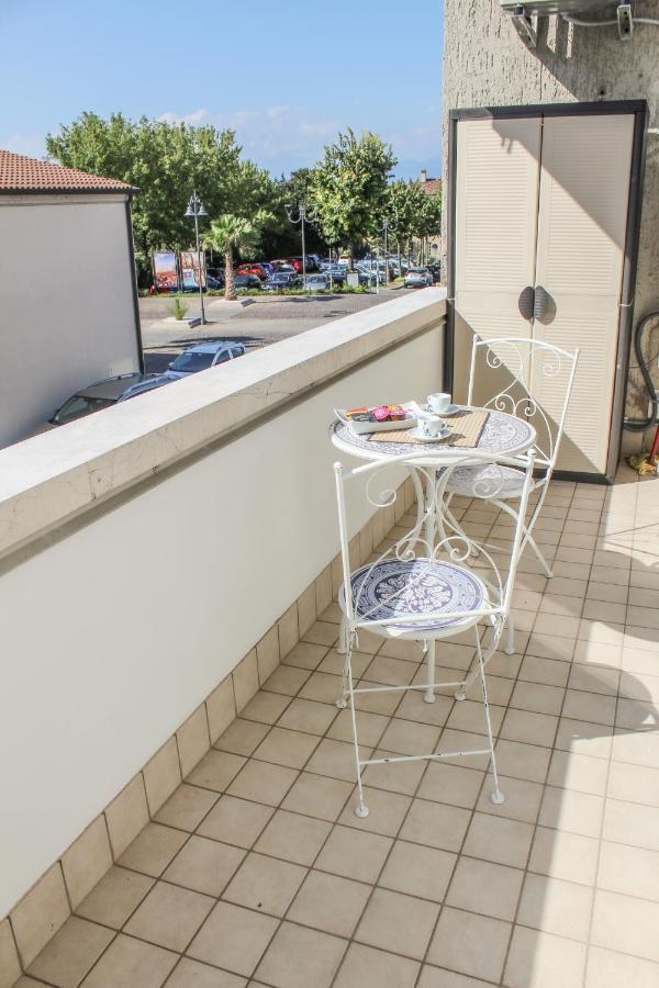 Garda Fantasy Apartment - Jacuzzi เดเซนซาโนเดลการ์ดา ภายนอก รูปภาพ