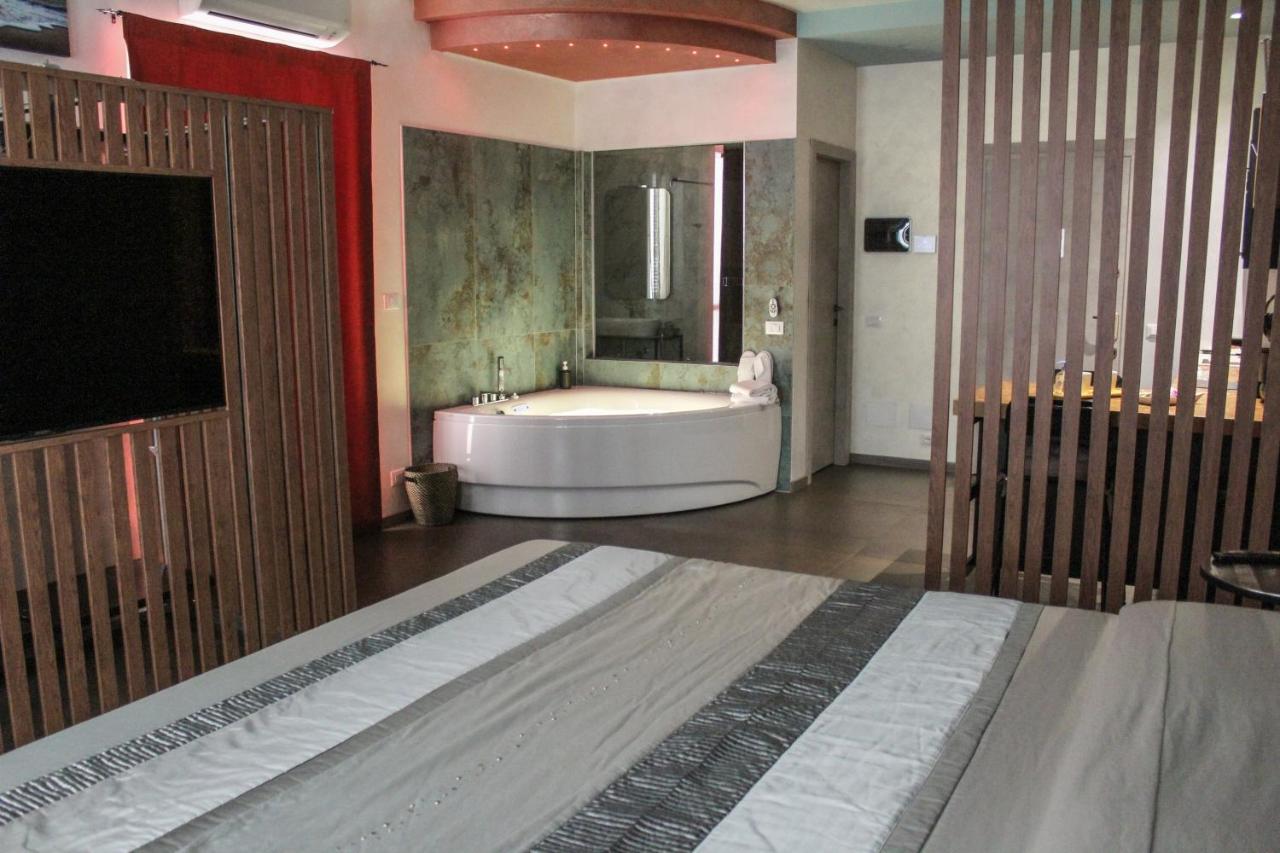 Garda Fantasy Apartment - Jacuzzi เดเซนซาโนเดลการ์ดา ภายนอก รูปภาพ