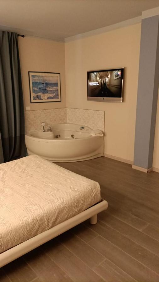 Garda Fantasy Apartment - Jacuzzi เดเซนซาโนเดลการ์ดา ภายนอก รูปภาพ