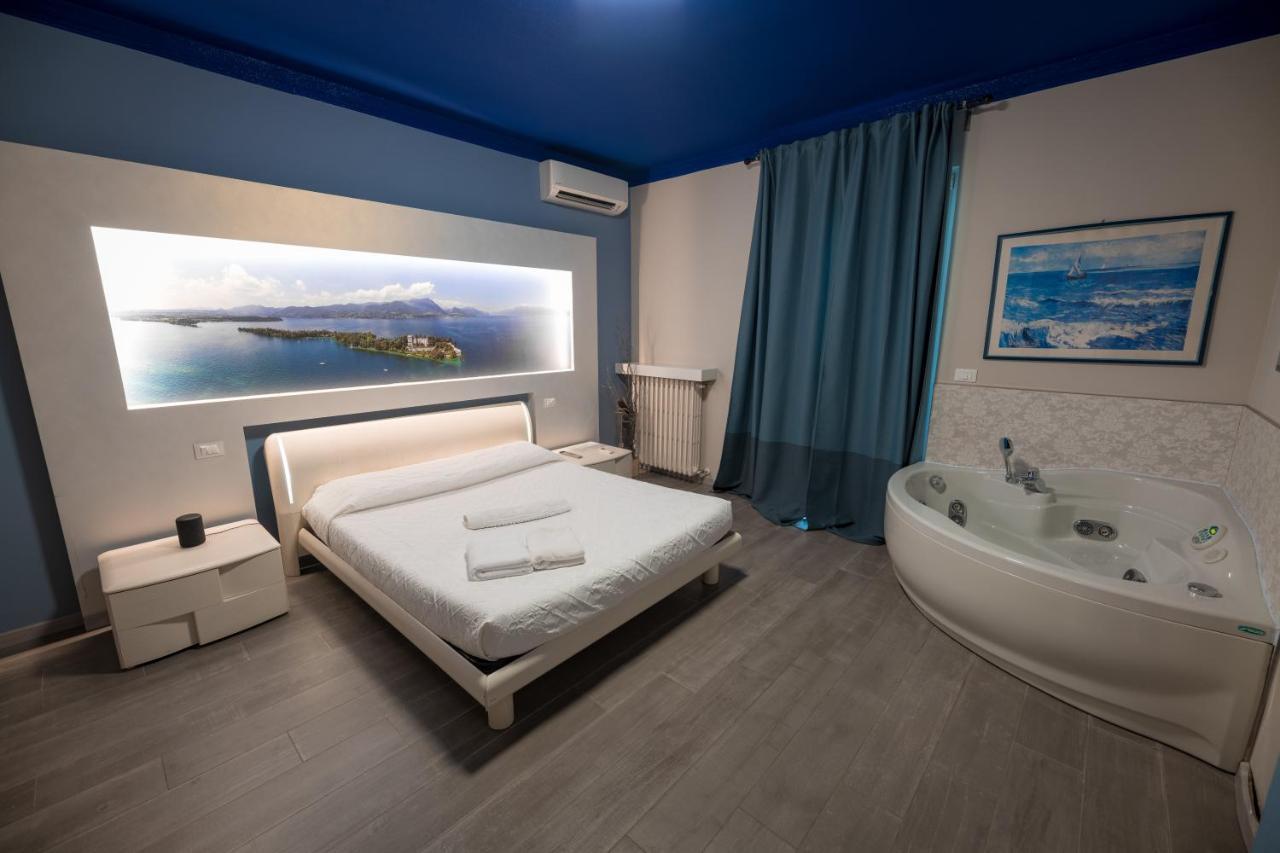 Garda Fantasy Apartment - Jacuzzi เดเซนซาโนเดลการ์ดา ภายนอก รูปภาพ