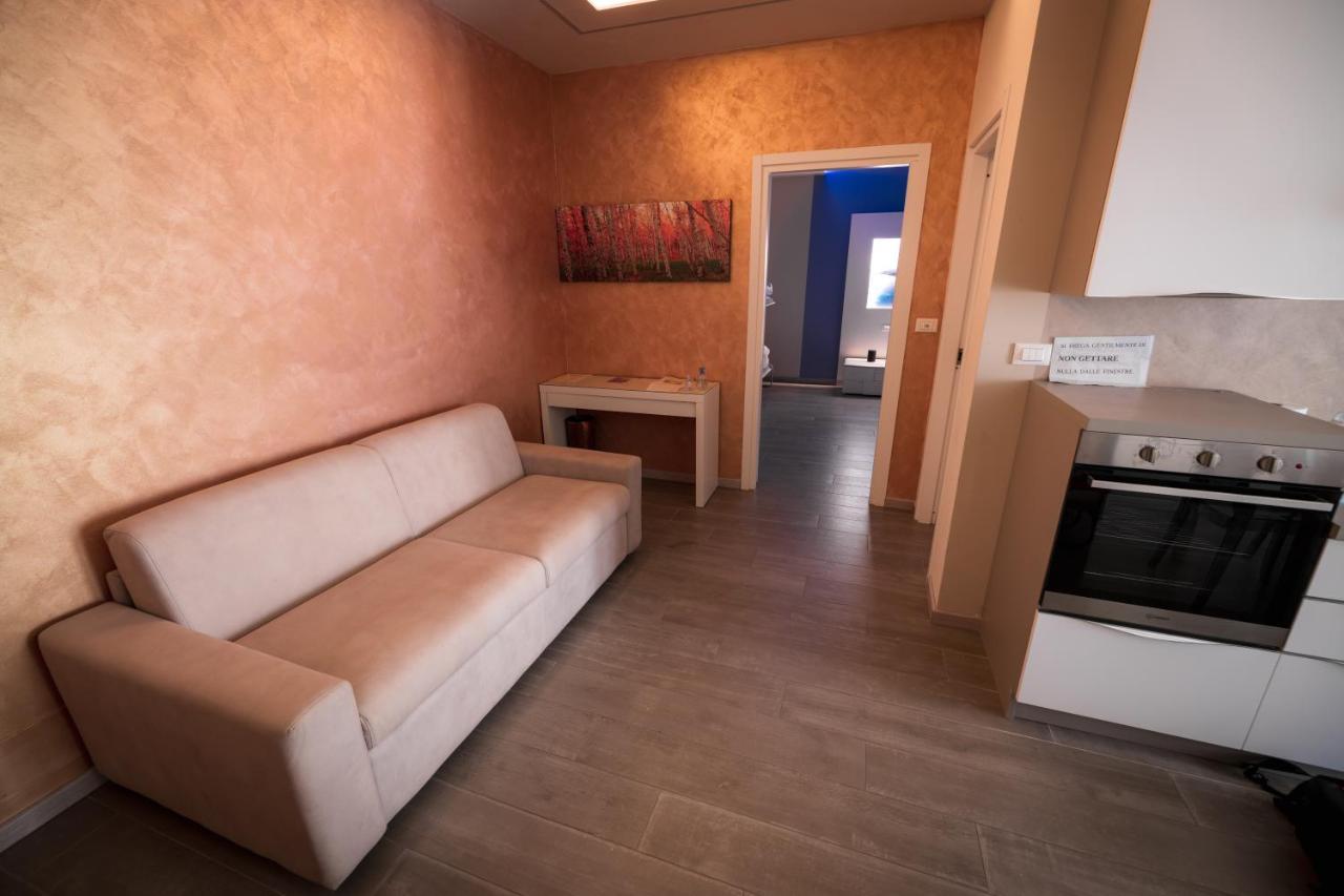 Garda Fantasy Apartment - Jacuzzi เดเซนซาโนเดลการ์ดา ภายนอก รูปภาพ