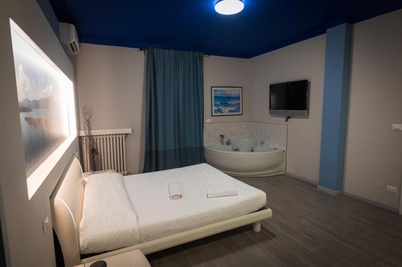 Garda Fantasy Apartment - Jacuzzi เดเซนซาโนเดลการ์ดา ภายนอก รูปภาพ