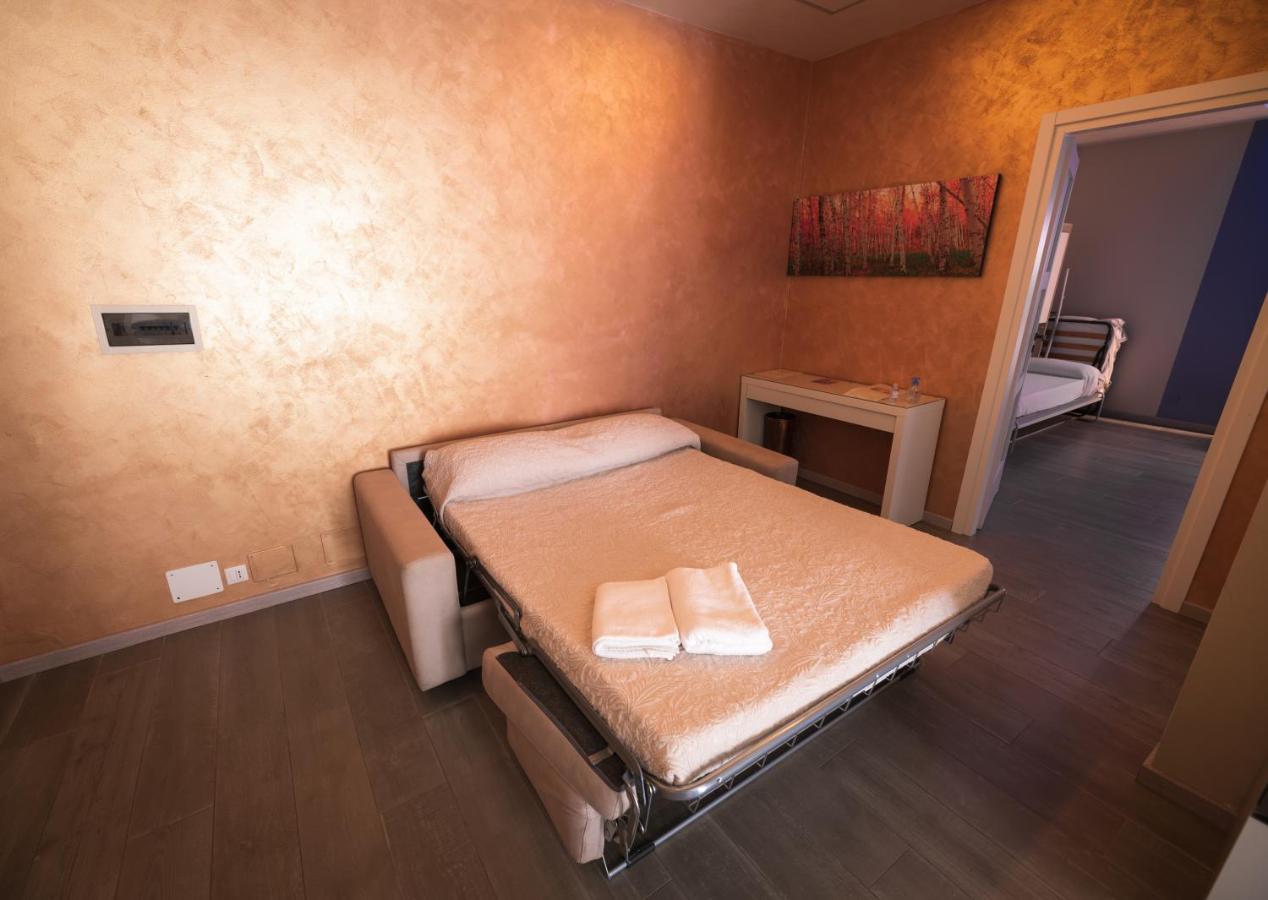 Garda Fantasy Apartment - Jacuzzi เดเซนซาโนเดลการ์ดา ภายนอก รูปภาพ
